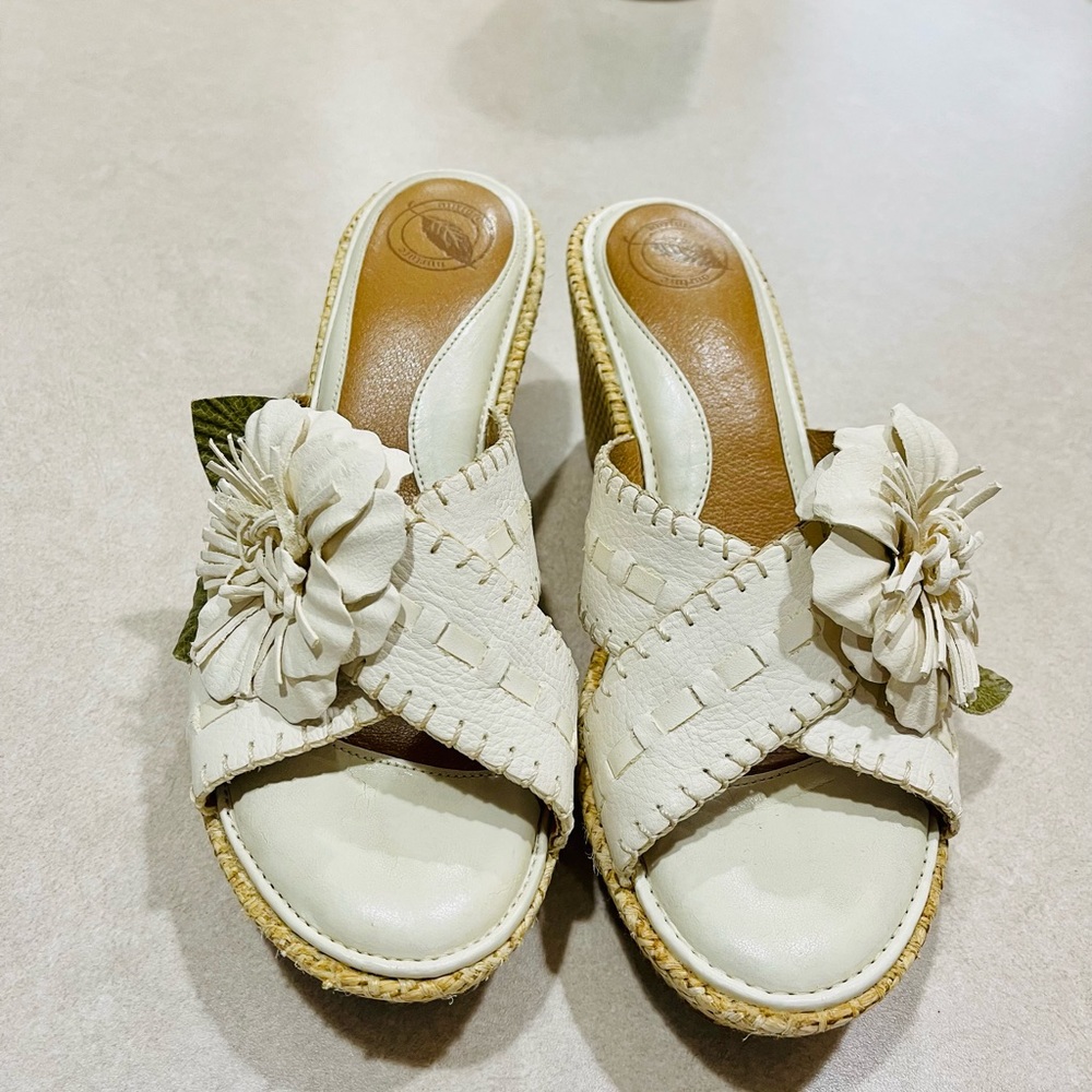 So cute!! Preowned platform sandals!